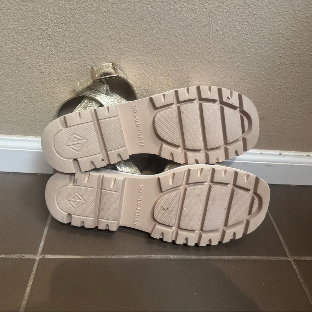 DONALD J PLINER Leather Platino Strap Sandals Size 8 Gold Sparkle Lug Sole EUC
